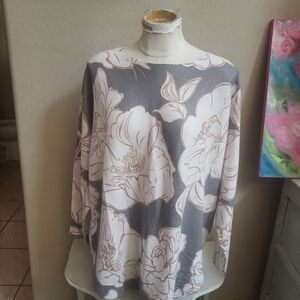 Sioni Gray and Cream Floral Boatneck Tunic Top